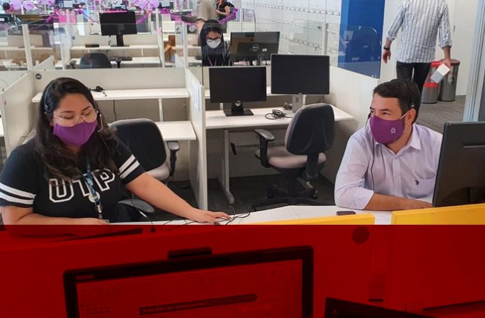 Experience_Day_Ricardo_Miras_Atendente_Vivo_Callcenter Ricardo Miras, diretor de Experiência do Cliente B2C da Vivo, ao lado de atendente do callcenter, dando apoio no atendimento ao cliente