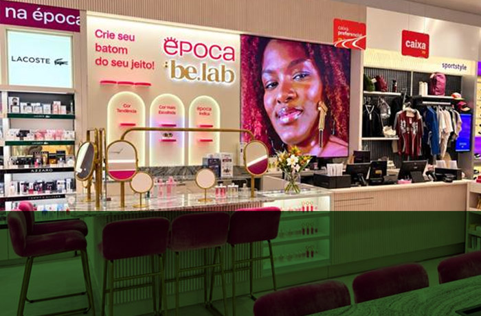 Época Cosméticos inaugura espaço para personalização de batons e glosses